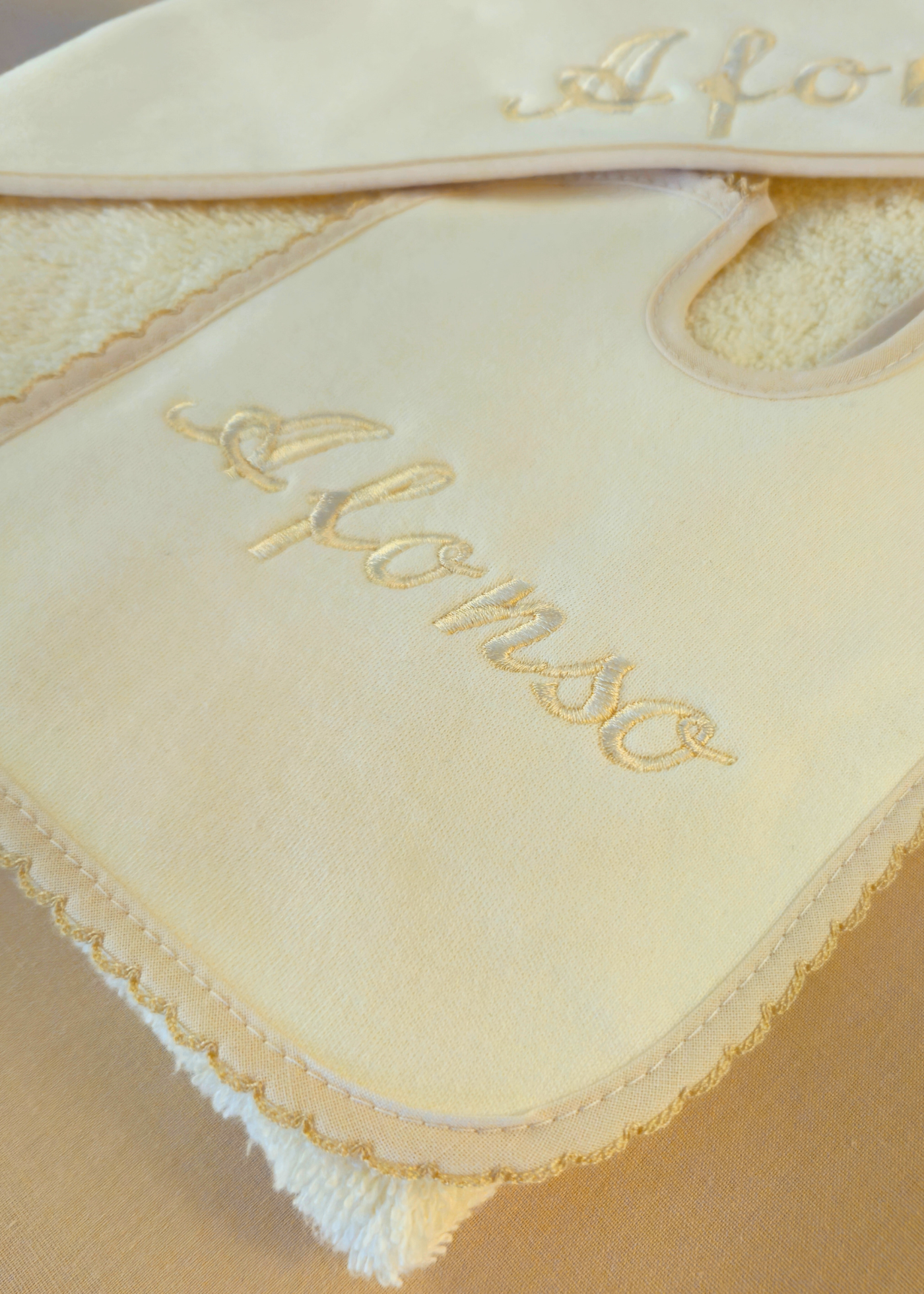 Pack Bordado Personalizado – Toalha, Fraldinha e Babete