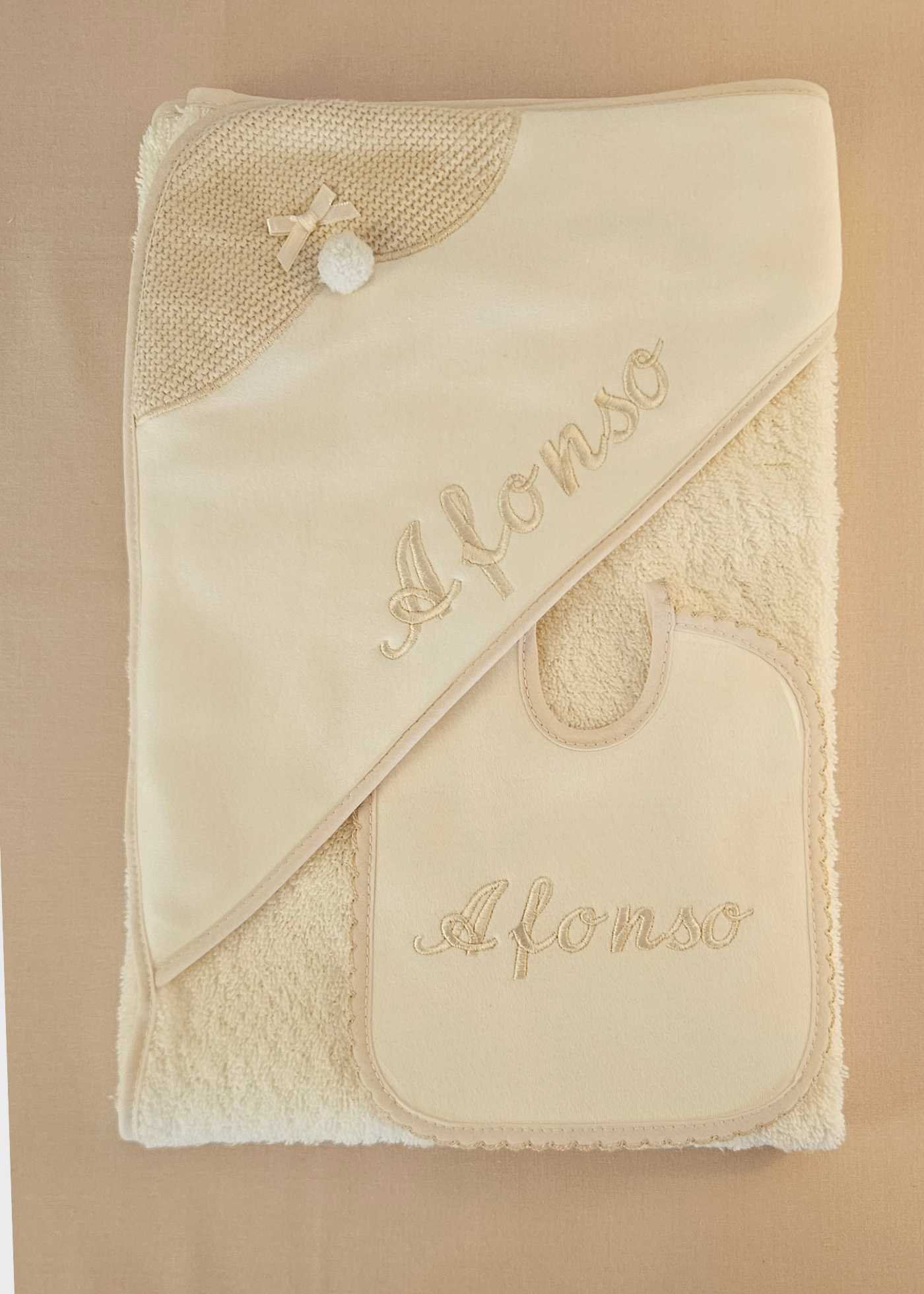 Pack Bordado Personalizado – Toalha, Fraldinha e Babete