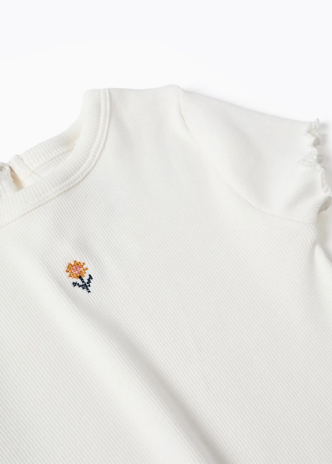 T-shirt canelada com flor bordada para bebé menina, branco