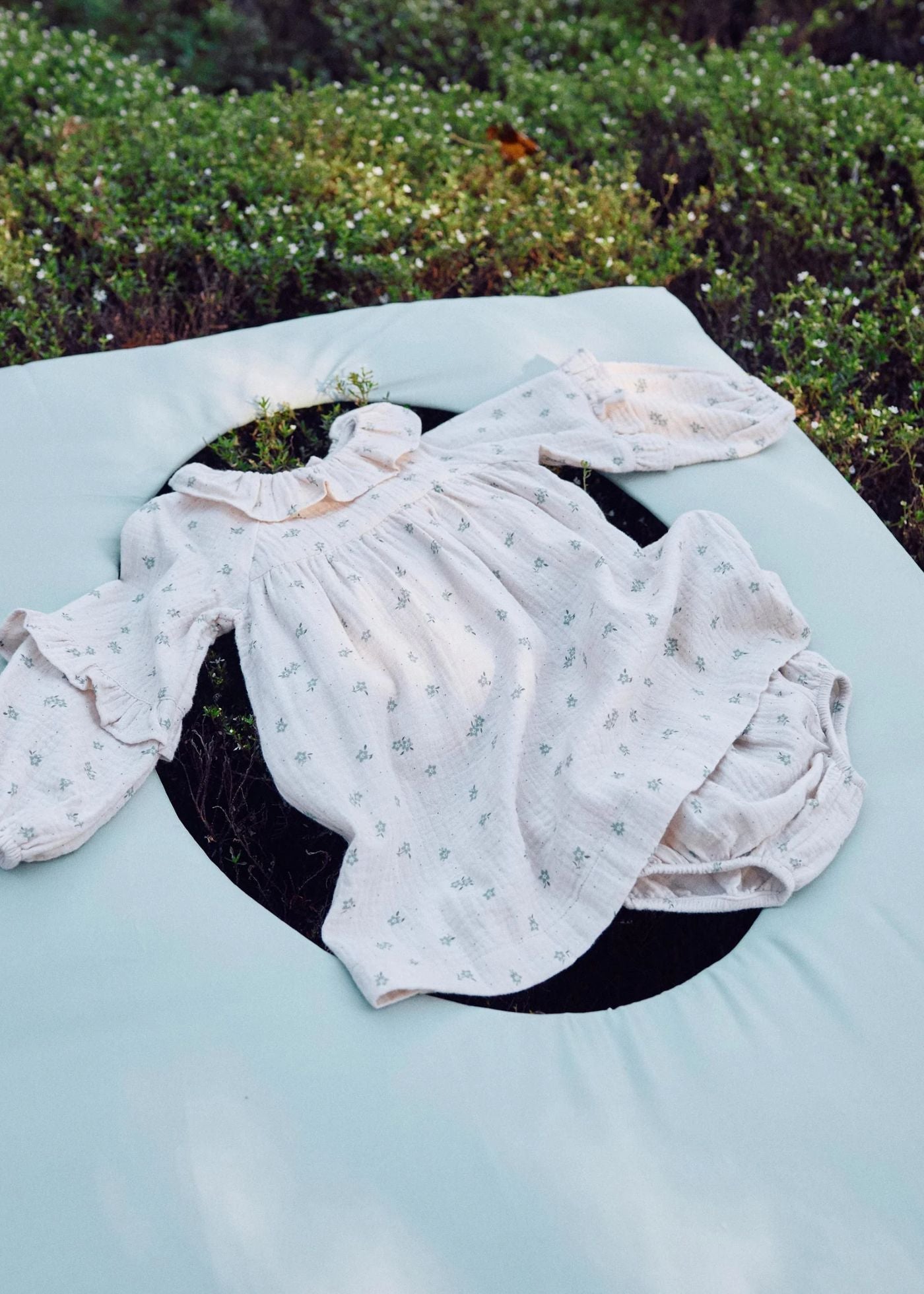 Vestido floral + tapa-fraldas de algodão B&S para bebé menina, bege/verde