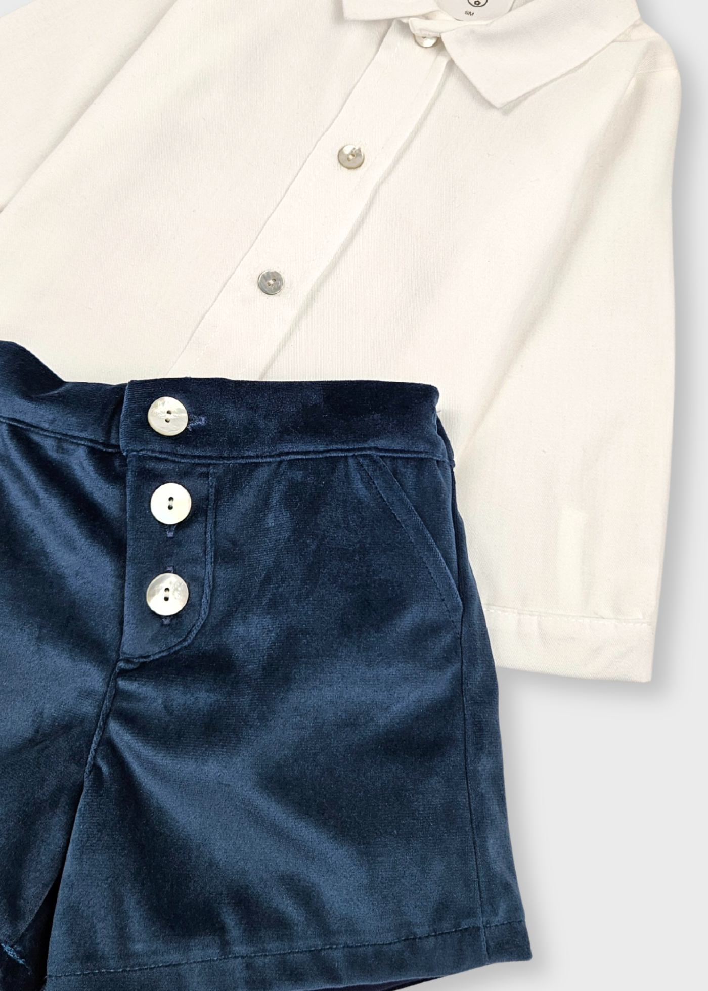 Conjunto de Camisa Branca e Calção