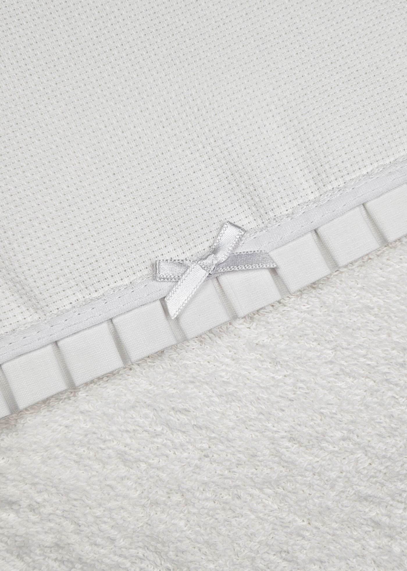 Toalha de banho branca de bebé