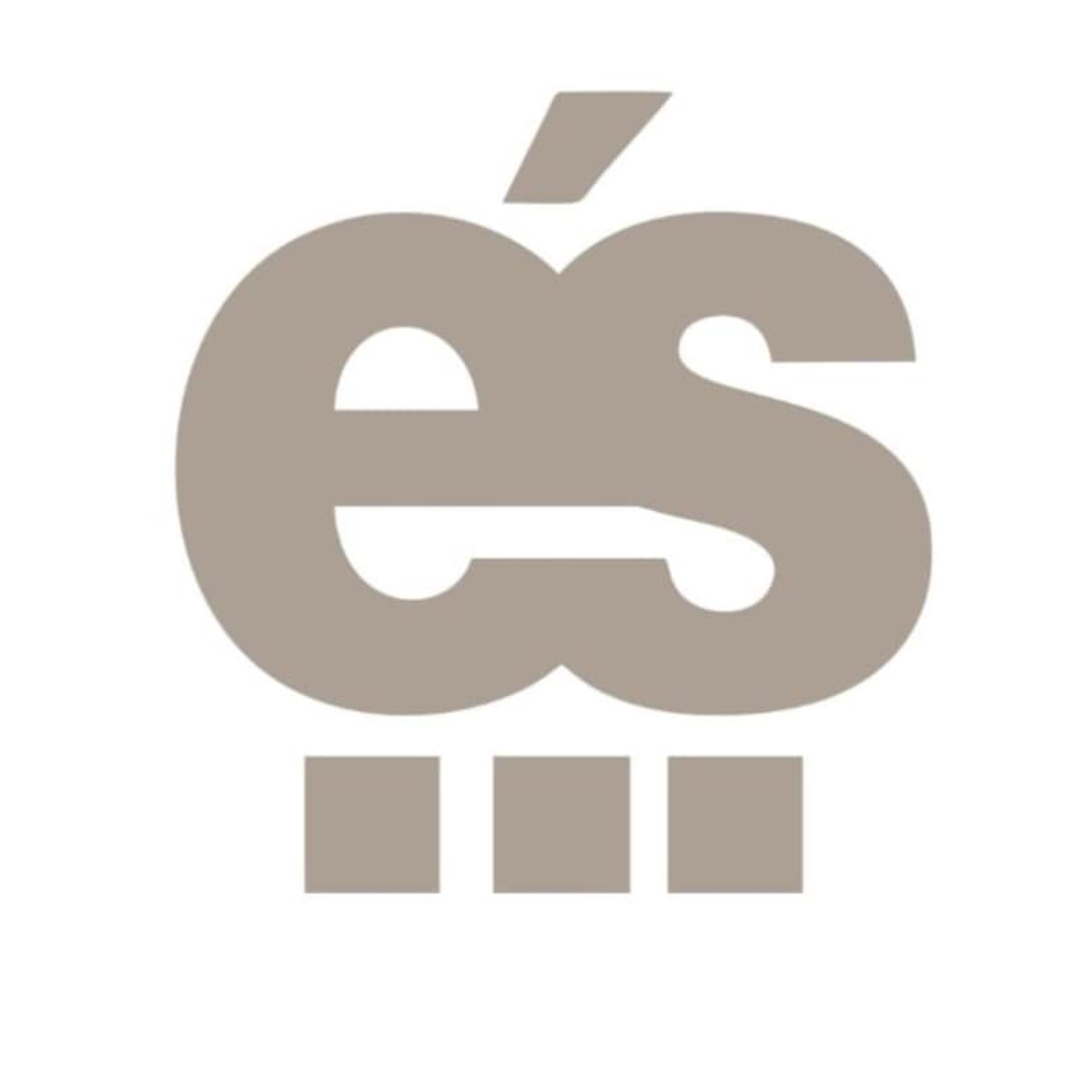 és