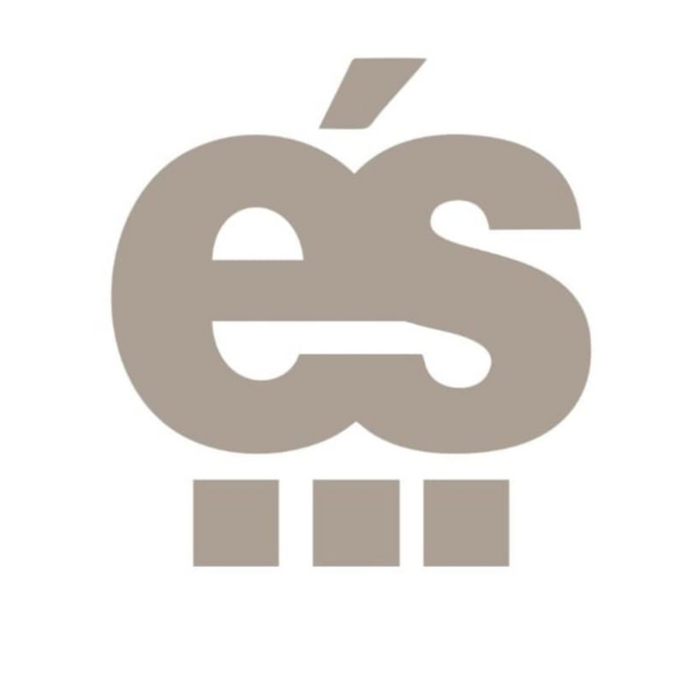 és