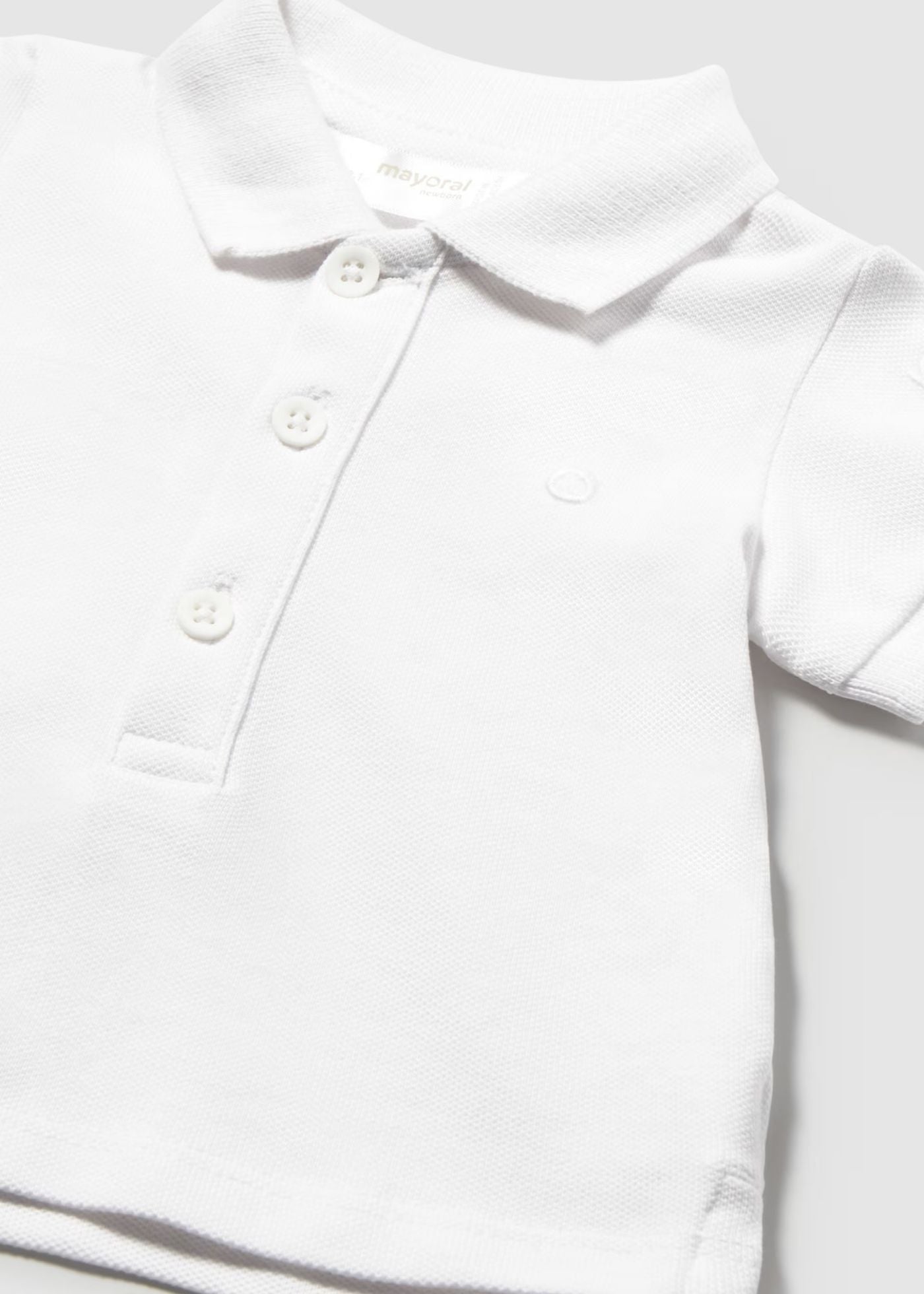 Polo recém nascido branco, menino
