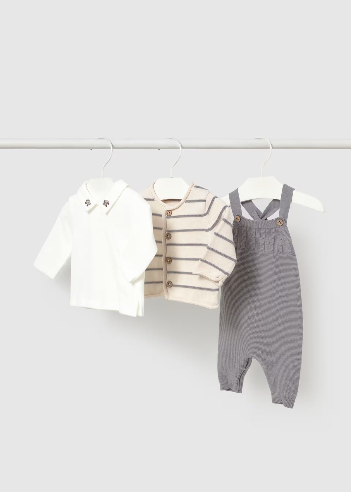 Conjunto 3 peças, blusa e jardineira com casaco em malha, recém nascido