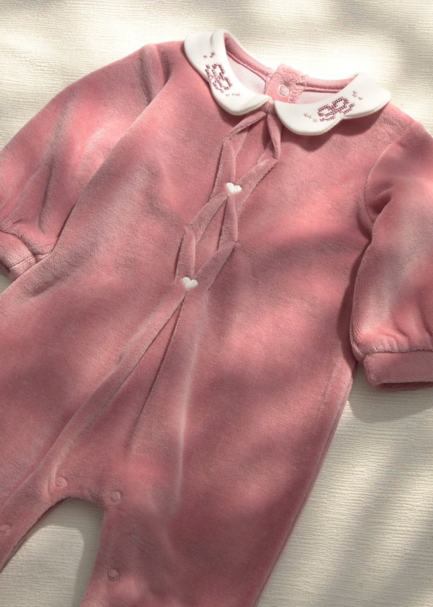 Babygrow de veludo com gola e flores