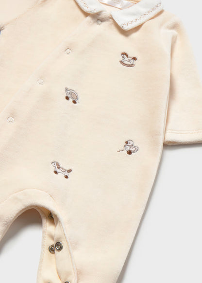 Babygrow de veludo com gola e abertura na frente