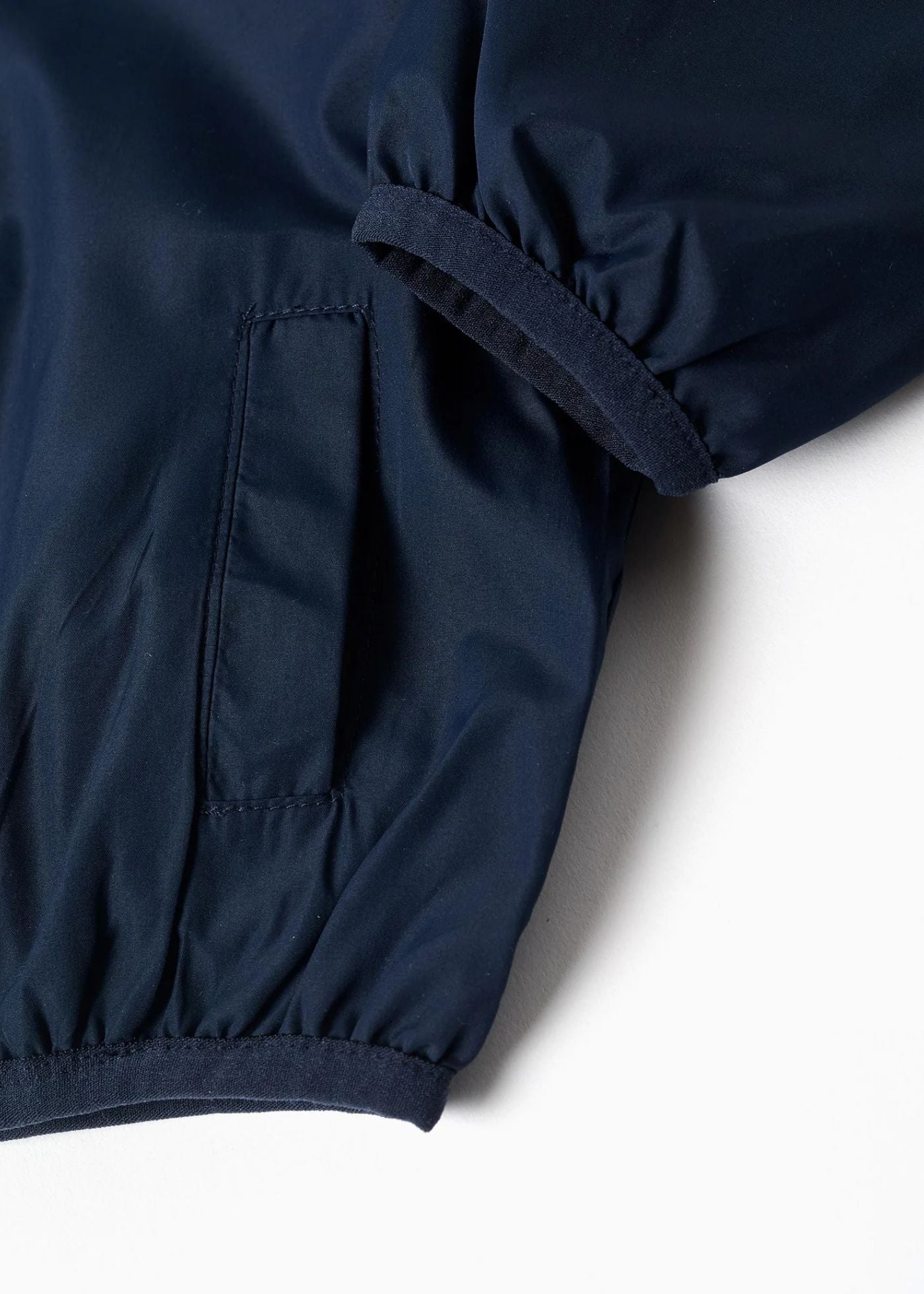 Casaco corta-vento com capuz e bolsos para bebé menino, azul-escuro