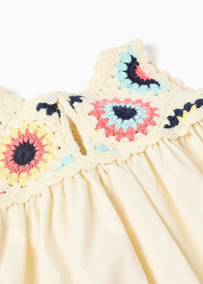 Vestido combinado com flores em crochê para bebé menina, bege-claro