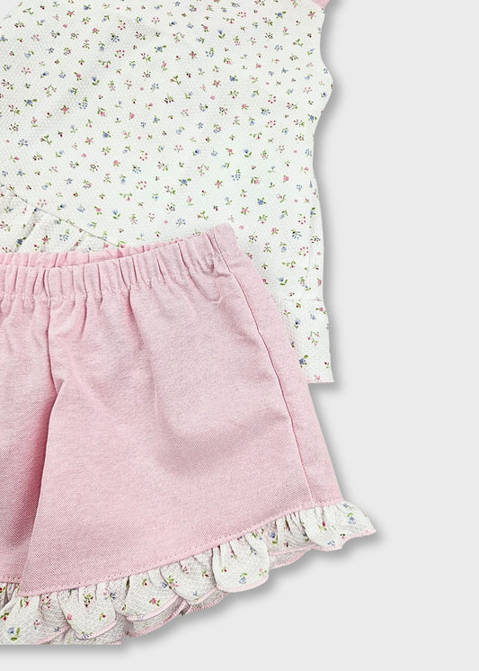 Conjunto de t-shirt e calção florido de menina
