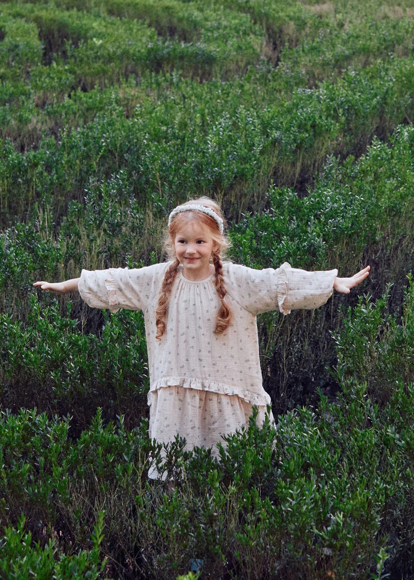 Vestido de algodão com motivo floral B&S para menina, bege/verde