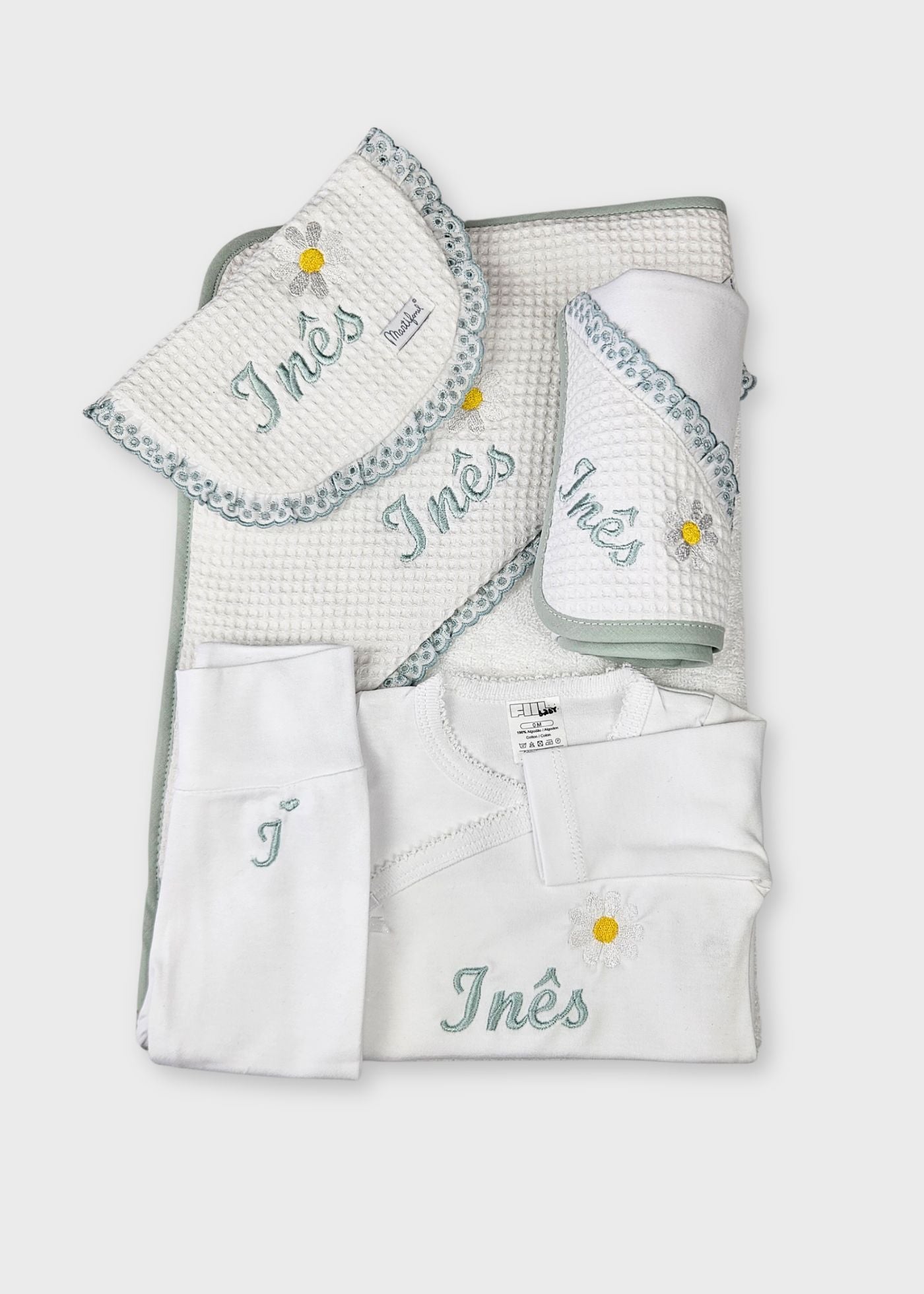 Conjunto especial bordado para bebé