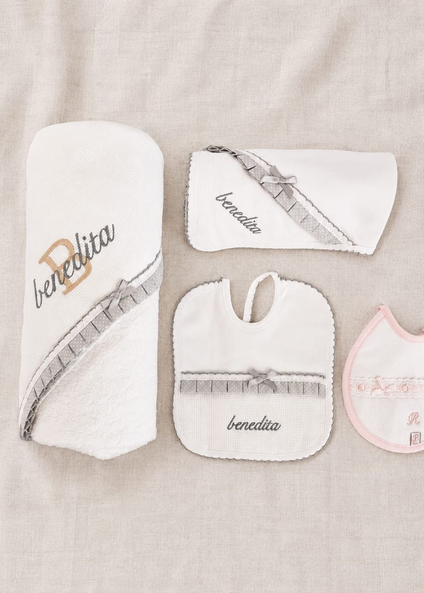 Conjunto bordado, toalha, fralda, babete