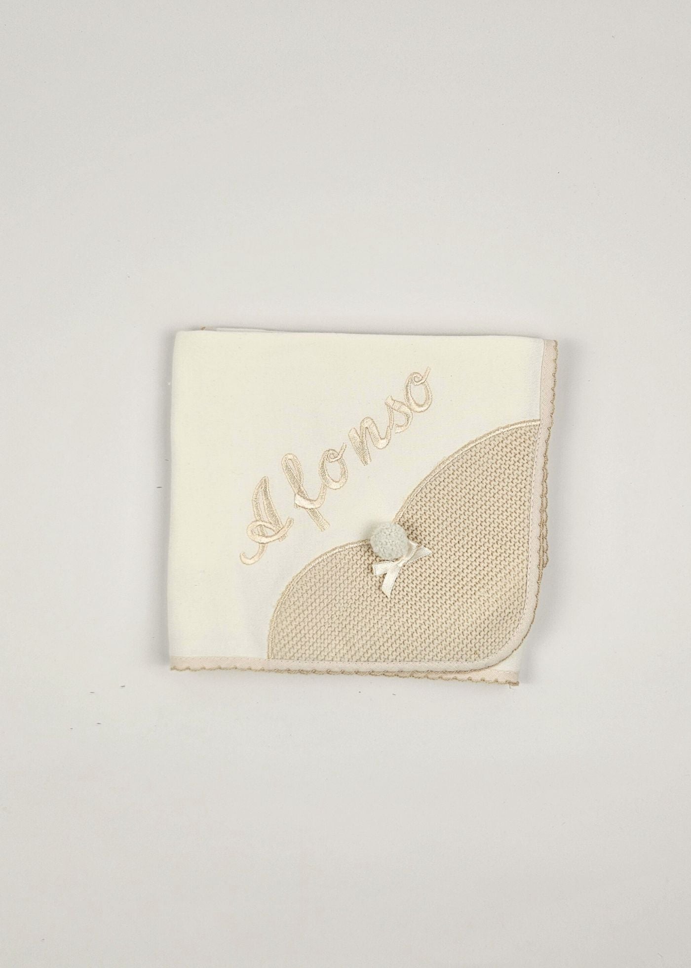 Pack Bordado Personalizado – Toalha, Fraldinha e Babete