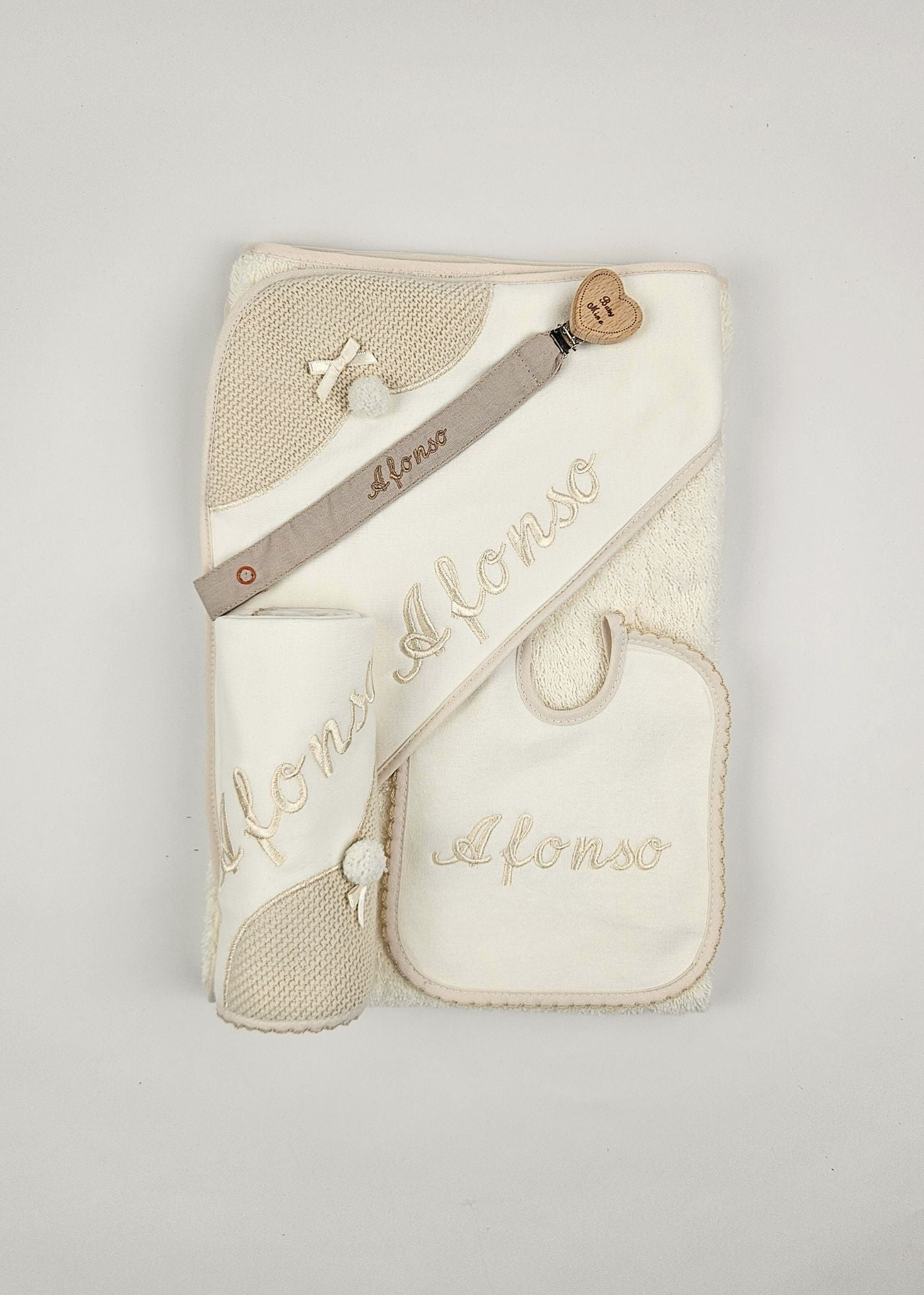 Pack Bordado Personalizado – Toalha, Fraldinha e Babete