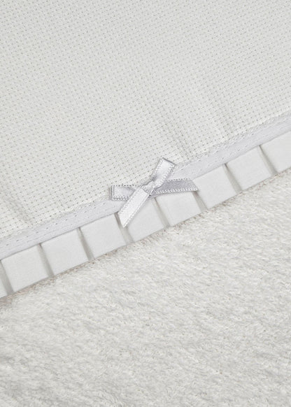 Toalha de banho branca de bebé